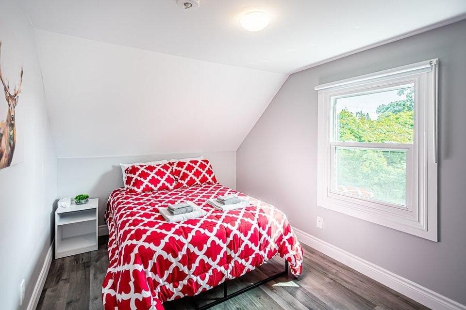 535 Mohawk Road West, Room 4, Hamilton, ON